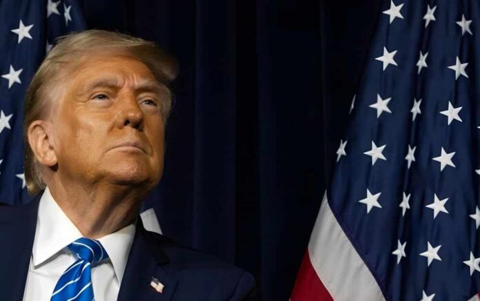Dallas,,Texas,-,August,06:,Former,U.s.,President,Donald,Trump A political figure looking upward beside an American flag