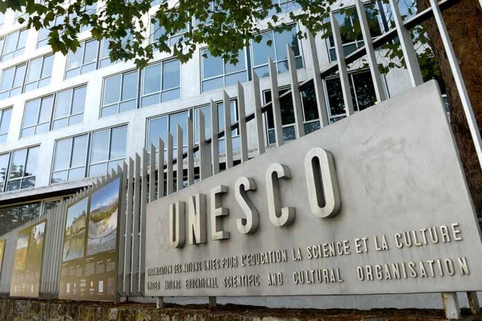 shutterstock_1499066612 Exterior view of the UNESCO building with a prominent sign