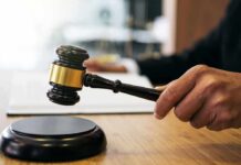 Judge Halts Ivy Donor Reveal Judge's hand holding a gavel over a sound block